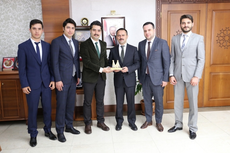 Genç Nevşehirliler Derneği Nevşehir Valisi İlhami Aktaş’ı Makamında ziyaret etti.