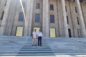 Hollanda Nevşehirliler Vakfı Başkanı değerli hemşehrimiz, Aydemir Çetin dernek Başkanımız Ziya AĞCA'yı mecliste ziyarete geldi.