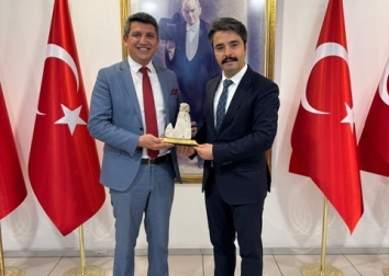 Dışişleri Bakanlığı Destek Hizmetleri Genel Müdürlüğü’nde görev yapmakta olan kıymetli hemşehrimiz, Daire Başkanı Sayın Ülkü Kayaharman’ı makamında ziyaret ettik.